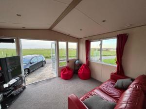 Lovely Caravan With At Steeple Bay Park, Essex Ref 36016F