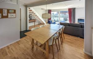 Gorgeous Home In Hovås With Wifi