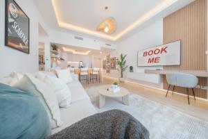 Free housekeeping visits during your stay - StayShort - Dubai Marina Apartment Sleeps 4 with Balcony