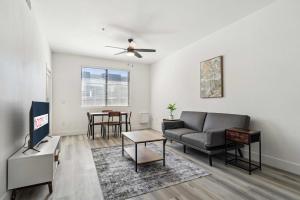 CozySuites in Glendale - Westgate with pool 11