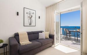 Six-Bedroom Holiday Home In Vinisce