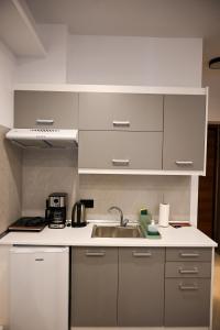 Aphrodite Suite by Zeussuites