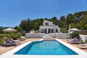 Villa La Golondrina by Marhen Homes