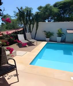 Formidável Casa com Piscina em Cond.