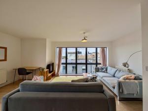 Modern Top-Floor Flat with Amazing Views