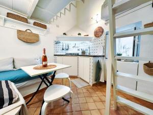 Tra i Vicoli di Sperlonga, Storia, Mare e Relax