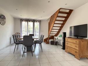 Jolie Colombe, maison 3 ch 2 sdb beau jardin terrasse aménagée à 15 mn à pied de la mer du centre Port en Bessin proche golf et dOmaha Beach et Bayeux