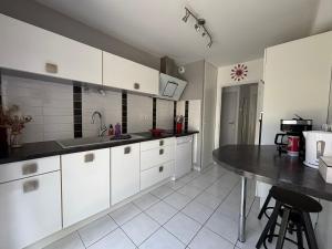 Jolie Colombe, maison 3 ch 2 sdb beau jardin terrasse aménagée à 15 mn à pied de la mer du centre Port en Bessin proche golf et dOmaha Beach et Bayeux