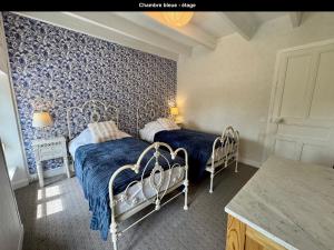 Maisons de vacances La Longere 1750 Hambye piscine grand jardin : photos des chambres