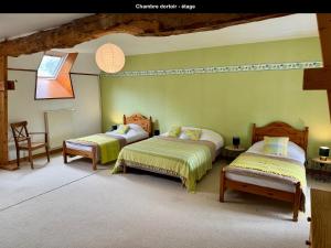 Maisons de vacances La Longere 1750 Hambye piscine grand jardin : photos des chambres