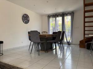 Jolie Colombe, maison 3 ch 2 sdb beau jardin terrasse aménagée à 15 mn à pied de la mer du centre Port en Bessin proche golf et dOmaha Beach et Bayeux