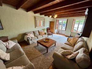 Maisons de vacances La Longere 1750 Hambye piscine grand jardin : photos des chambres