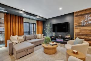 Boots on Broadway in Downtown Nashville with Parking, Pool, Gym