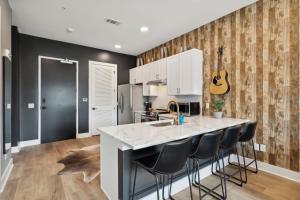 Rhinestone Cowboy in East Nashville, 5 minutes to Downtown and Broadway