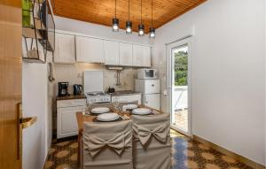 Cozy Apartment In Kampor With Wifi