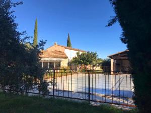 Villa "belles feuilles" avec piscine et tennis