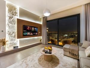 Contemporary Parkfront 2BR Dubai Hills Living