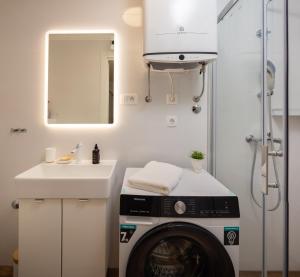 Akvarel Apartment - Private Garden Terrace & BBQ