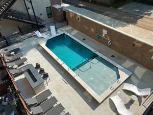 Let Er Buck on Music Row, Mins to Broadway with Pool, Gym, Balcony