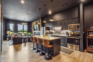 Let Er Buck on Music Row, Mins to Broadway with Pool, Gym, Balcony