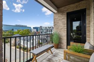 Let Er Buck on Music Row, Mins to Broadway with Pool, Gym, Balcony