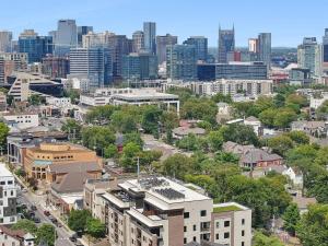 Let Er Buck on Music Row, Mins to Broadway with Pool, Gym, Balcony