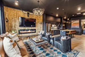 Let Er Buck on Music Row, Mins to Broadway with Pool, Gym, Balcony
