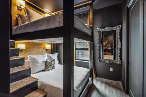 Let Er Buck on Music Row, Mins to Broadway with Pool, Gym, Balcony