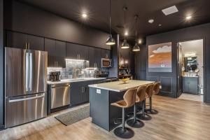 Let Er Buck on Music Row, Mins to Broadway with Pool, Gym, Balcony