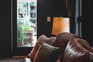 Let Er Buck on Music Row, Mins to Broadway with Pool, Gym, Balcony