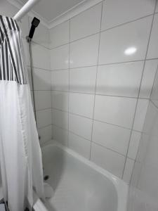 DEPARTAMANTO NUEVO EN CHILLÁN, ESTACIONAMIENTO Y AIRE ACONDICIONADO a