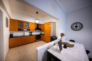 Athens Ground Suite Near Acropolis & Metro