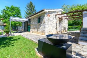 Casa Toni with Whirpool In Kastelir, Istria