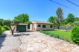 Casa Toni with Whirpool In Kastelir, Istria