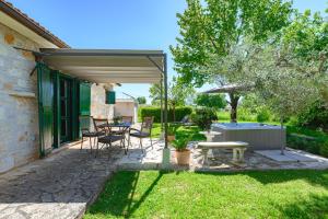 Casa Toni with Whirpool In Kastelir, Istria 