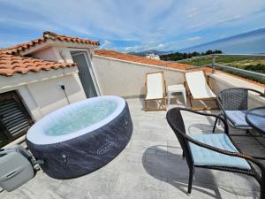 Sea view apartment with terrace near the beach
