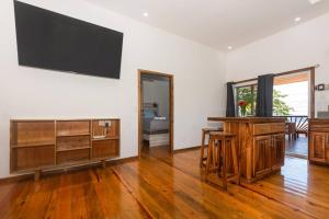 Spotless Cabana in West End