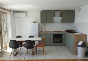 Sea view apartment with terrace near the beach