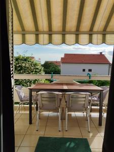 Walk to beach 2BR center, Zrce bus, parking