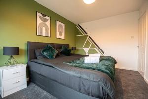 Spacious 4-Bed House with Parking Near City Centre