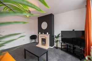 Spacious 4-Bed House with Parking Near City Centre