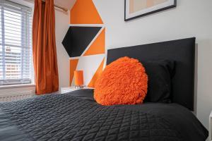 Spacious 4-Bed House with Parking Near City Centre