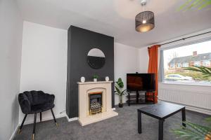 Spacious 4-Bed House with Parking Near City Centre