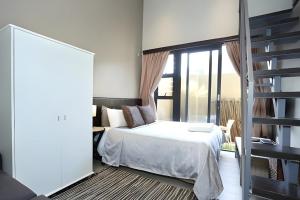 Modern Loft with Free Parking & Wi-Fi close to Sandton & CBD