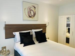 Extra large spacious 1 Bedroom private apartment, Nr St Albans City Station, Business, contractor, Parking, WiFi