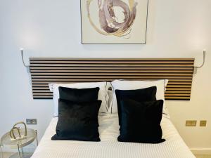 Extra large spacious 1 Bedroom private apartment, Nr St Albans City Station, Business, contractor, Parking, WiFi