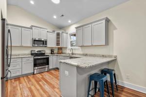 Modern Family Retreat - Hot Tub and Fire Pit