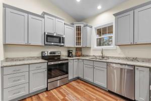 Modern Family Retreat - Hot Tub and Fire Pit