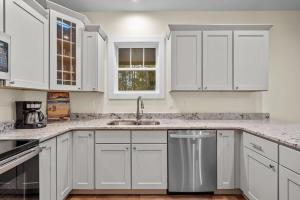 Modern Family Retreat - Hot Tub and Fire Pit