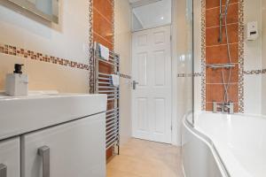 Modern 4-Bed Serviced Apartment- Free Parking Wi-Fi - Near CBS Arena -M6 -UHCW